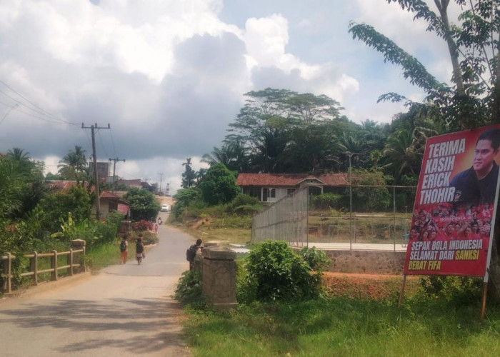Jelang Pilpres, Baliho Ketum PSSI Mulai Bergentayangan di Pelosok Desa, Begini Tanggapan Panwascam
