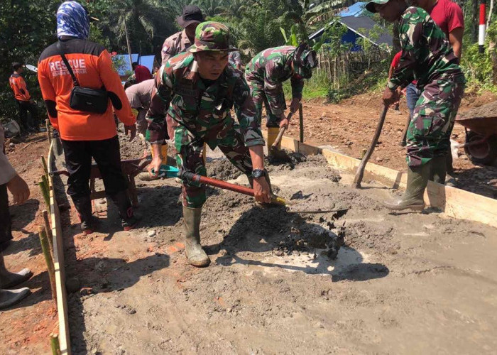 Kompak! Demi Membantu Masyarakat, TNI dan Masyarakat Gotong Royong Cor Jalan Rusak Sepanjang 40 Meter