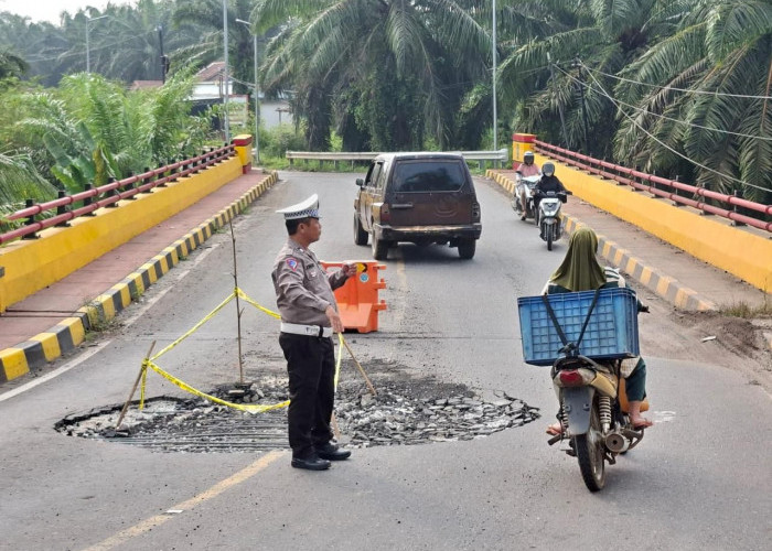 Jembatan Air Lingau D1-D6 Amblas, Polisi Pasang Rambu dan Siaga di Lokasi
