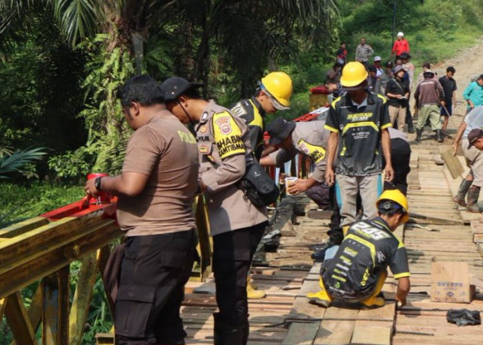 Rawat Tradisi Gotong Royong, Kapolres Berbaur dengan Warga Perbaiki Jembatan Keramat