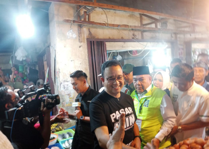 Capres Anies Sambangi Pasar Minggu, Para Pedagang Curhat Harga Cabe Mahal 