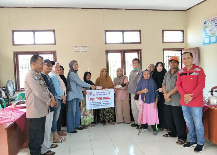 Sembilan KPM Terima BLT DD, Bukti Nyata Kepedulian Pemdes Pasar Sebelah