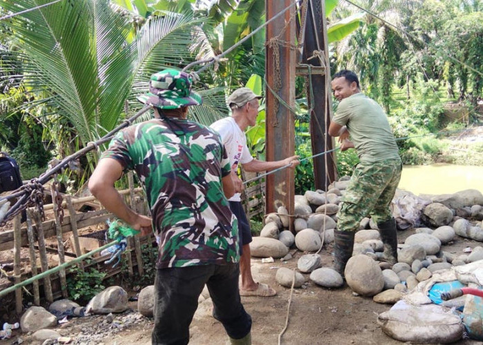 Pastikan Tepat Waktu, Kodim 0423/BU Libatkan Babinsa Membangun Jembatan