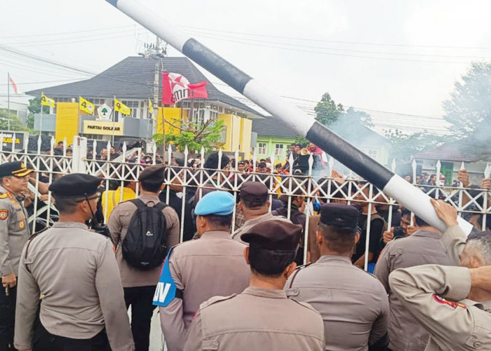 Usai Kepung 3 Dewan, Mahasiswa Balik Kanan, Lalu Segel Kantor DPRD Provinsi Bengkulu