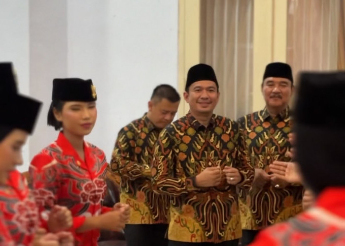 Meski Efisiensi, Bupati Arie Beri Kejutan Uang Saku Rp3 Juta bagi Paskibraka di Malam Ramah Tamah HUT RI ke-81