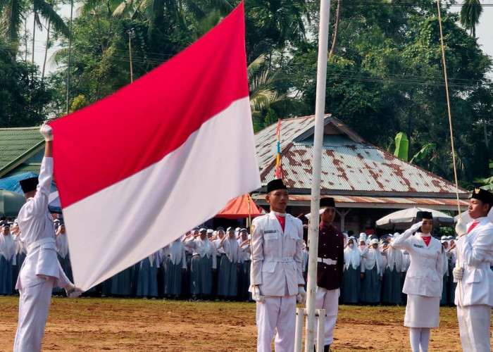 Camat Jadi Irup, Paskibra Kecamatan Padang Jaya Sukses Kibarkan Bendera Merah Putih pada Upacara HUT RI ke-78