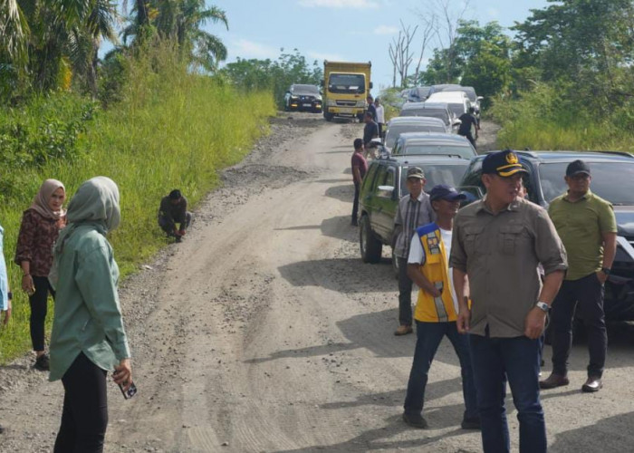 Ruas Jalan Tugu Polwan-Giri Mulya di Kabupaten Bengkulu Utara, Ditinjau Langsung Staf Khusus Presiden