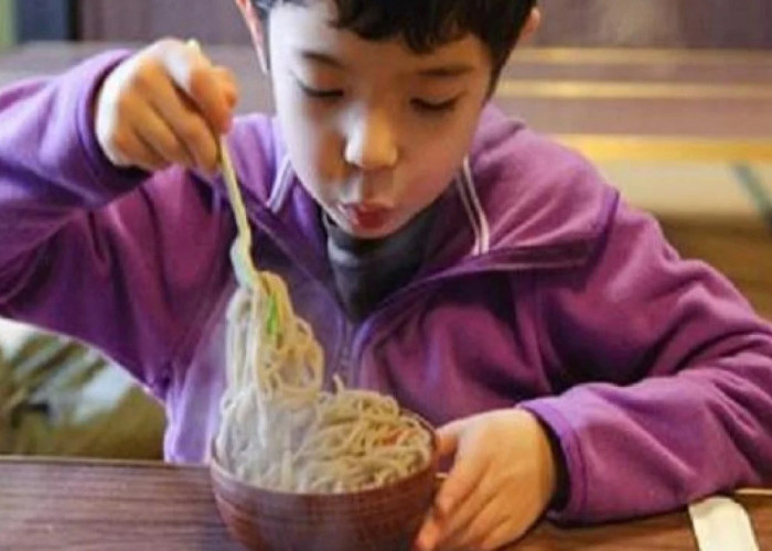 Masih Banyak yang Melakukannya, Ternyata Meniup Makanan yang Panas Bisa Berbahaya