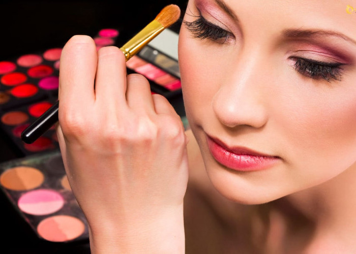 Walau Kulitmu Tipe Berminyak, Make Up Bisa Tetap Awet Seharian dengan Cara Ini