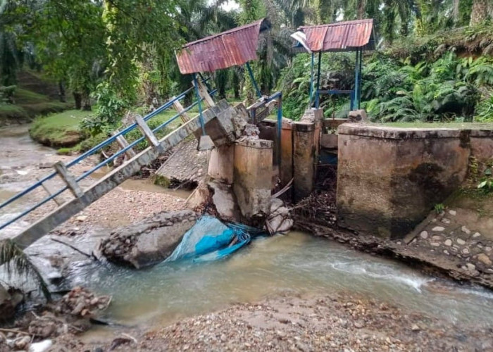 Jembatan Irigasi Air Nuso di Desa Pasar Sebelat dan Kota Bani Roboh