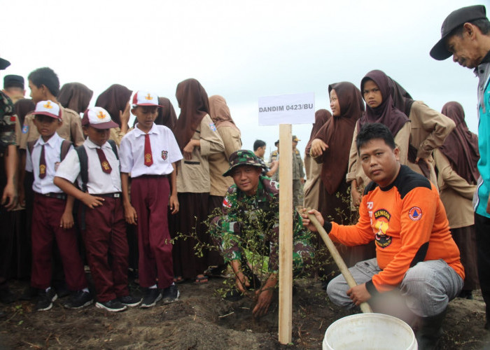 Peduli Lingkungan, Kodim 0423/Bengkulu Utara Laksanakan Gerakan Penanaman Pohon Serentak di Pesisir Pantai 