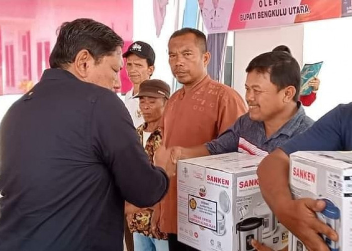 Bupati Bengkulu Utara Serahkan Bantuan Rice Cooker Gratis untuk Keluarga Kurang Mampu di Tiga Kecamatan