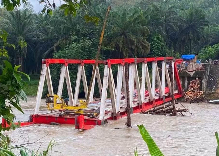 Usai Ambruk Diterjang Banjir, Rangka Jembatan Lubuk Selandak Dibangun Kembali dari Nol