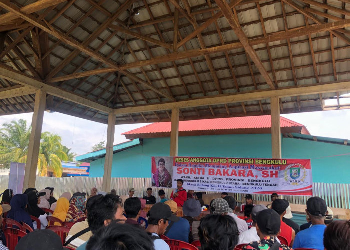 Nyebrang Sungai Sebelat Bonceng Motor, Warga Air Kuro Sambut Waka 2 DPRD Provinsi