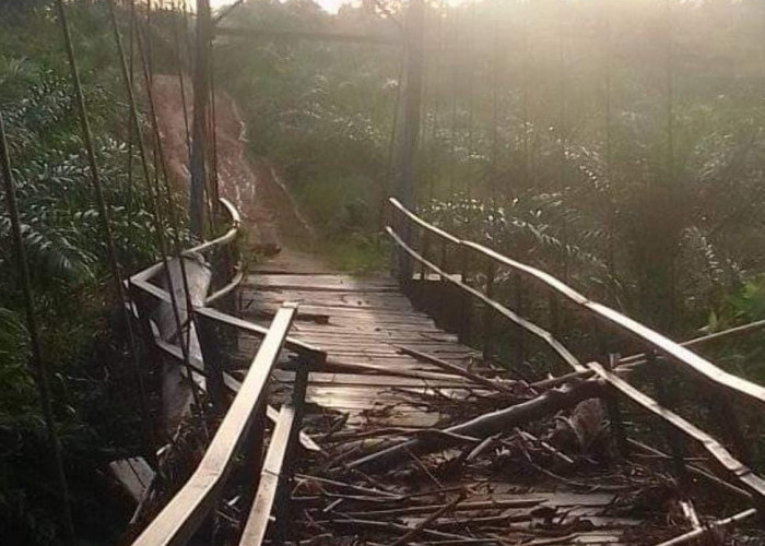 Jembatan Penghubung Dusun di Gembung Raya Kembali Rusak Akibat Dihantam Banjir