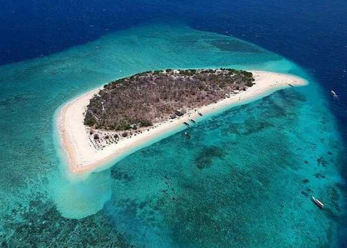 Tak Perlu ke Luar Negeri, Destinasi Liburan Dalam Negeri Ini Tak Kalah Indah dan Wajib Didatangi