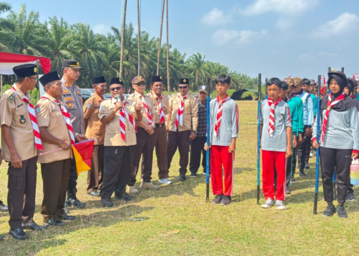Lepas Peserta Hiking Kemah Bakti, Wabup Sumarno Tekankan Pentingnya Pramuka Bentuk Karakter