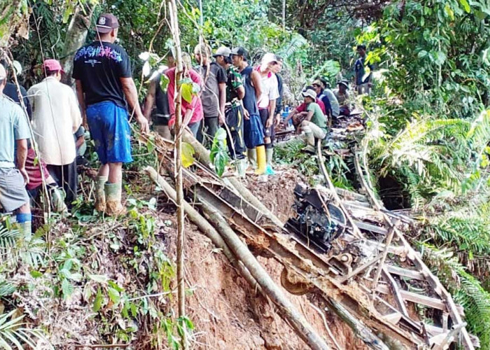 Pasca Longsor, Pemdes Lebong Tandai Bergerak Cepat Pulihkan Jalur Rel Molek