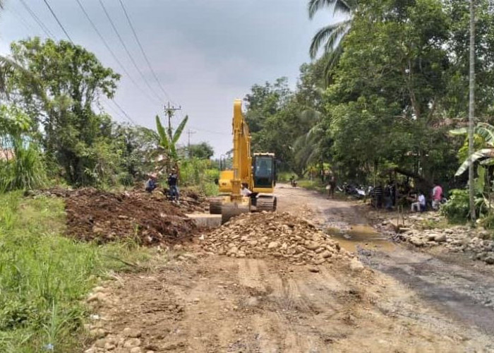 Jalan Rusak Kolam Lele Sebabkan Kecelakaan dan Viral Akhirnya Diperbaiki