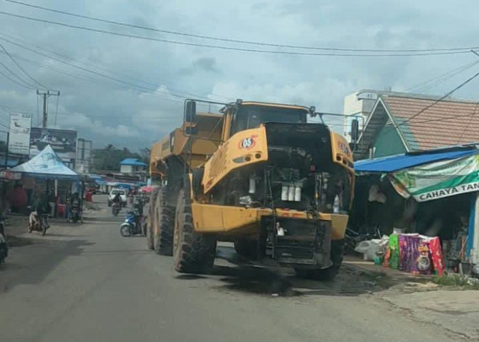 Alat Berat Diduga Milik Perusahaan Tambang Halangi Arus Lalu Lintas di Pasar Giri Kencana