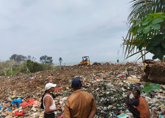 Tumpukan Sampah Mulai Dibersihkan, Petugas Keluhkan Minimnya Fasilitas 