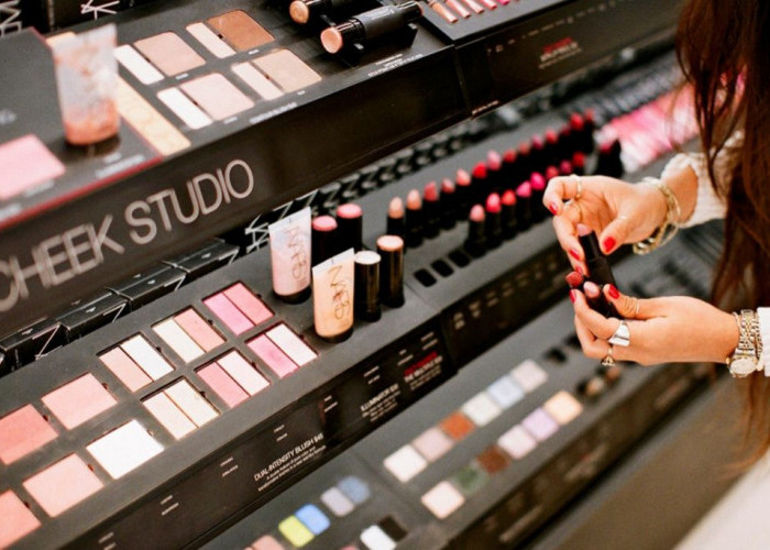 Supaya Aman, Perhatikan 4 Hal Penting Ini saat Mencoba Tester Makeup di Mall