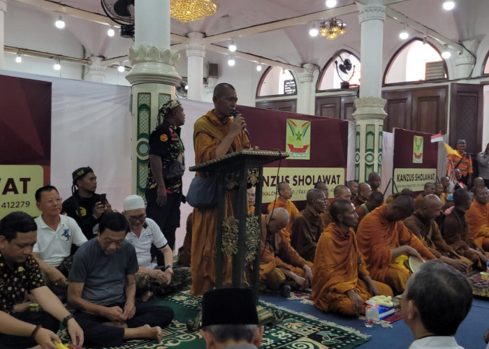 Berjalan Kaki Dari Thailand, Puluhan Biksu Tiba di Pekalongan
