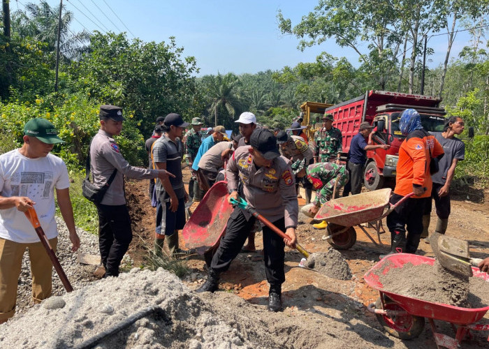 Sinergi Polri-TNI, Desa dan Masyarakat Swadaya Perbaiki Jalan Provinsi di Desa Kualalangi