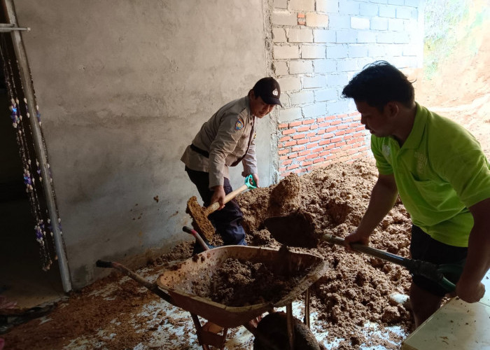 Polsek Padang Jaya Mulai Bersihkan Material Longsor di Rumah Warga