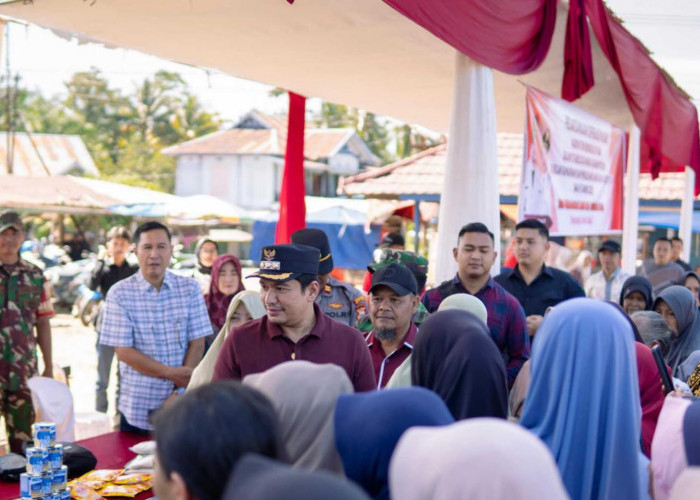 Dihadiri Bupati Arie, Operasi Pasar Murah di Kecamatan Padang Jaya Ludes Diserbu Warga