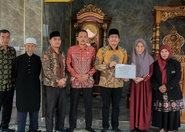 Silaturahmi ke Rumah Tahfidz Qur'an, Arie Serahkan Bantuan Rp75 Juta