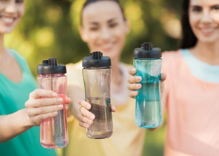 Cara Mudah Menghilangkan Noda Kuning yang Muncul di Botol Minuman Plastik