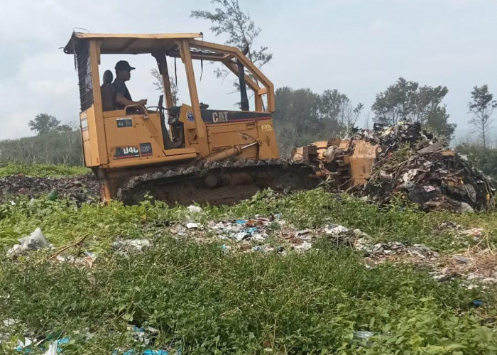 Doser Dikerahkan untuk Bersihkan Tumpukan Sampah di TPA Pamor Ganda, Ini Pesan Camat ke DLH