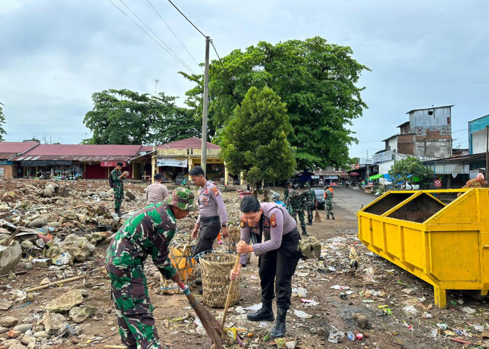 Antisipasi Banjir dan Wabah Penyakit, Kodim 0423/BU Gelar Karya Bakti Bersih-bersih Lingkungan