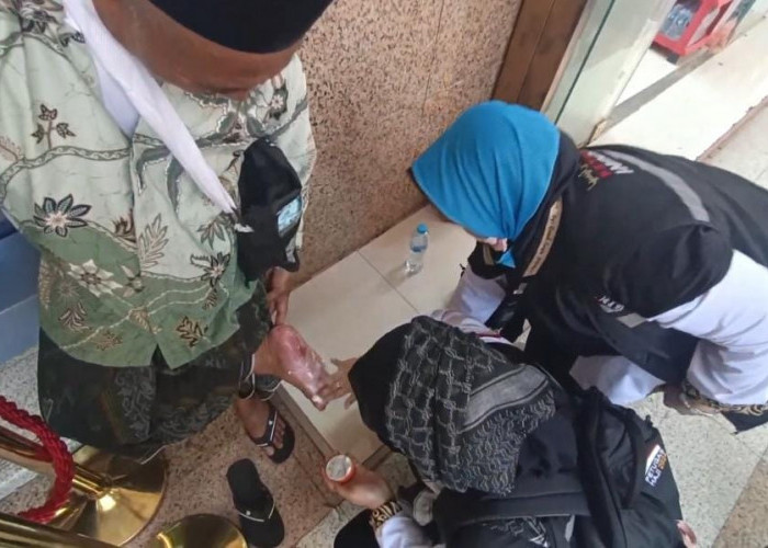 Sandalnya Ketelisut di Masjid Nabawi, Telapak Kaki Jamaah Haji Lansia Ini Melepuh
