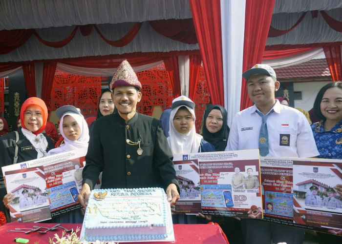 Upacara HUT Kabupaten Bengkulu Utara Ke 67, Disdukcapil Serahkan Data Kependudukan