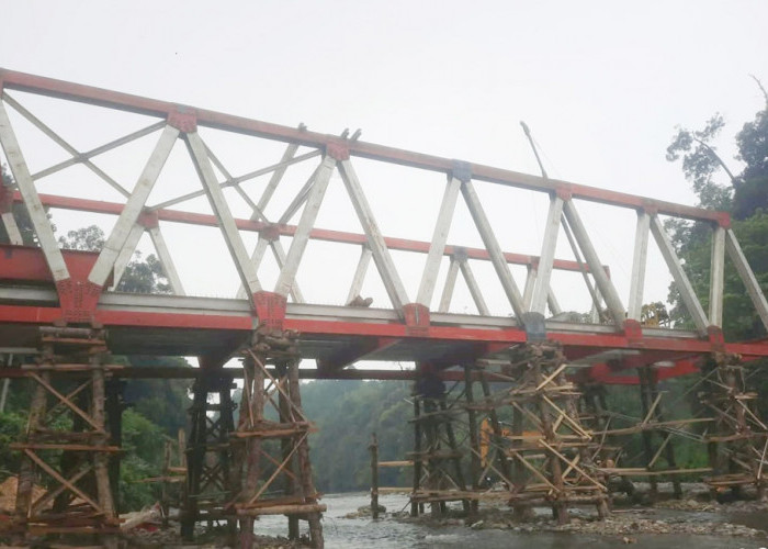 Pemasangan Rangka Jembatan Lubuk Selandak Capai 70 Persen
