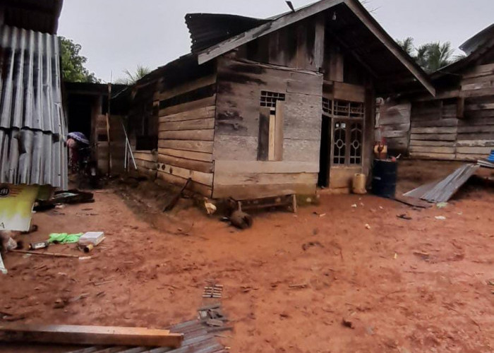 Disapu Angin Puting Beliung, 8 Rumah Warga Renah Jaya Rusak Parah