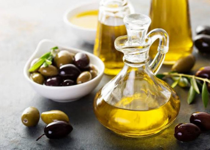 Mau Hapus Make Up Tapi Micellar Water Habis? 5 Bahan Alami Ini Bisa Jadi Penggantinya 