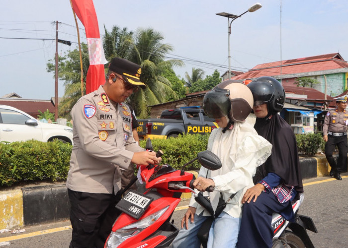 Pastikan Masyarakat Kibarkan Merah Putih, Polres Mukomuko Bagikan 1.000 Bendera
