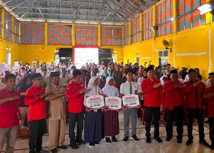 Ringankan Beban Biaya Sekolah, Arie Salurkan Beasiswa PIP Untuk Pelajar Padang Jaya