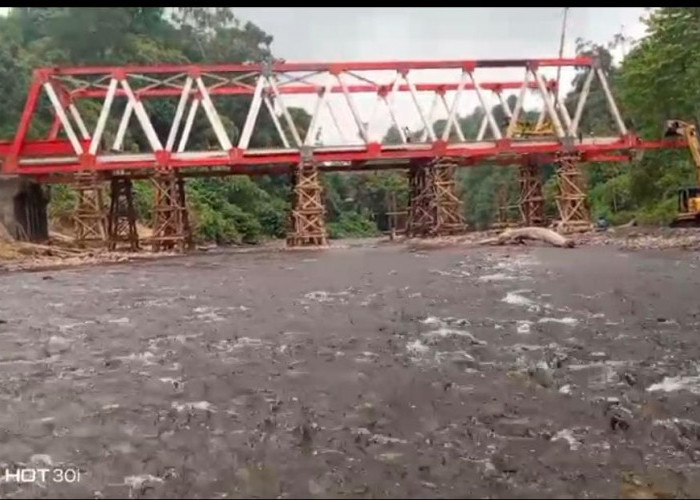 Diguyur Hujan Deras, Jembatan Lubuk Selandak Tetap Kokoh, 10 Meter Lagi Tuntas
