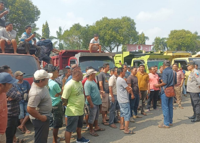 Ratusan Sopir Truk di Bengkulu Utara Demo, Keluhkan Masalah Solar Langka dan pemblokiran QR Code