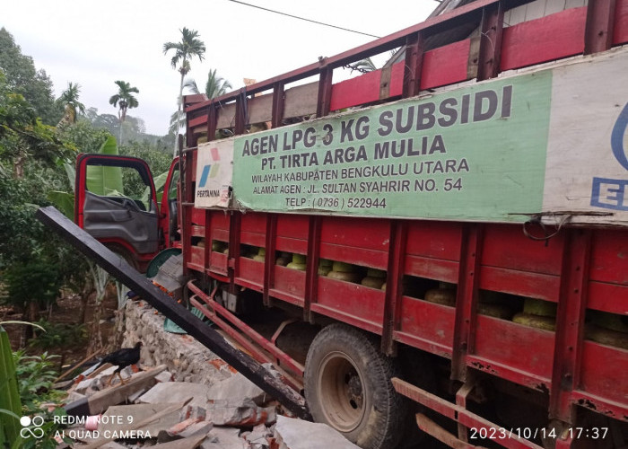 Mobil Pengangkut LPG Dikabarkan Tabrak Garasi Warga di Bengkulu Utara