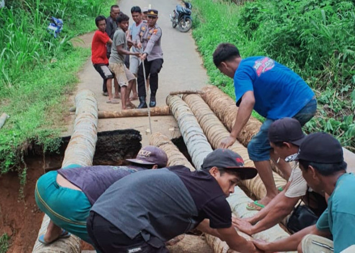 Gotong Royong, Warga dibantu TNI - Polri Membuat Jembatan Darurat di Jalan Putus