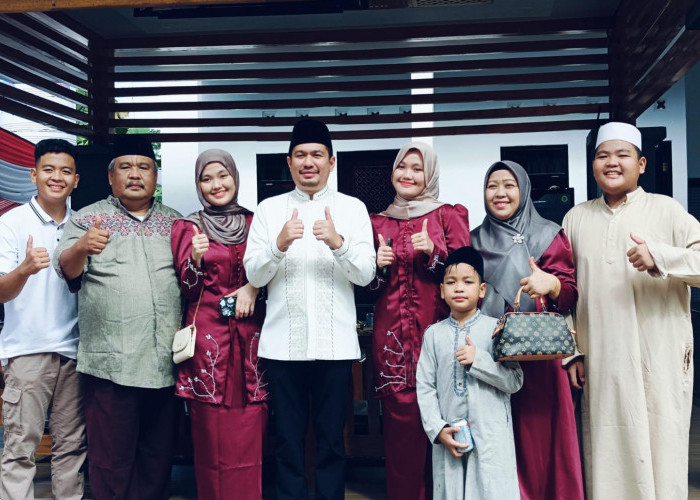 Open House, Ratusan Masyarakat Serbu Rumah Wakil Bupati Bengkulu Utara Untuk Lebaran dan Foto Selfie 