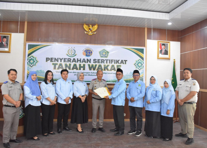 Kemenag Mukomuko Terima 8 Sertifikat Tanah Wakaf dari BPN