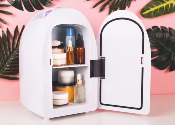 Sering Menyimpan Skincare di Dalam Kulkas, Ini Manfaatnya