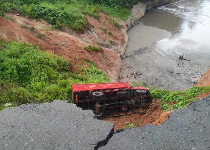 Dam Truk Tanpa Muatan Terjun Bebas di Jalan Lintas Barat, Batiknau