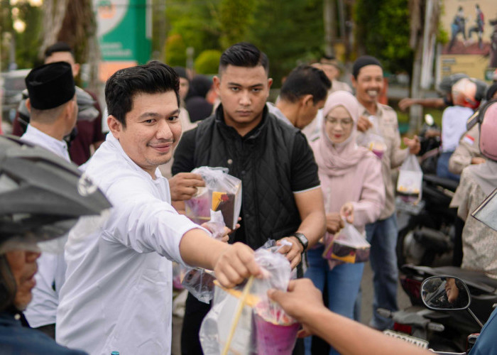 Dorong UMKM, Bupati Bengkulu Utara Bagi-bagi Takjil